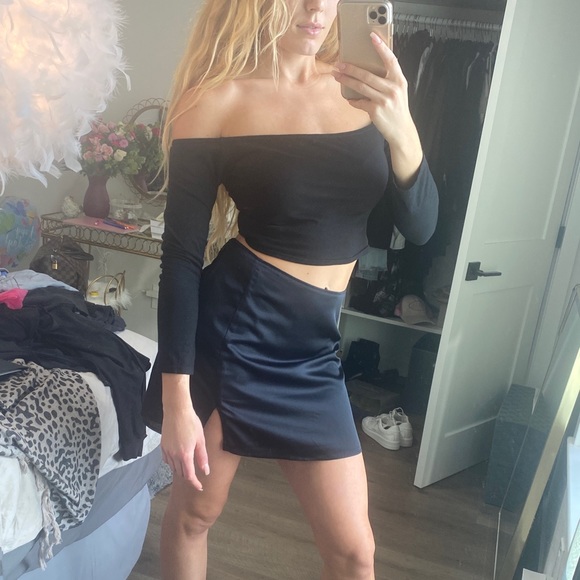 Black off the shoulder sexycrop top Small in great condition - Picture 2 of 5